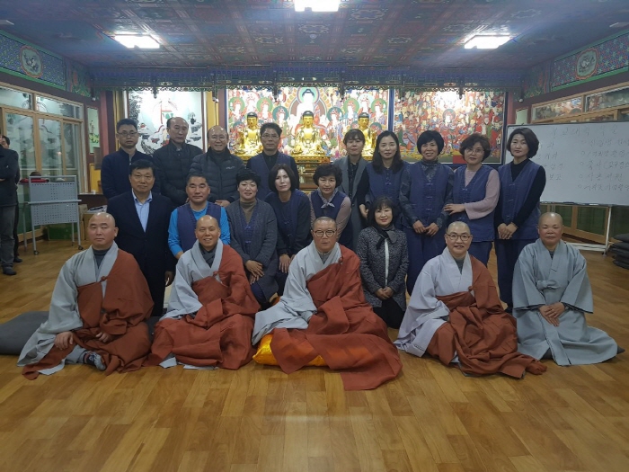 6교구장 취성 원경스님을 모시고 경전반 1기생 입학을 축하하며 ...