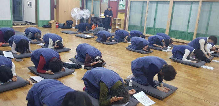교구장스님께 삼배를 올리는 모습.