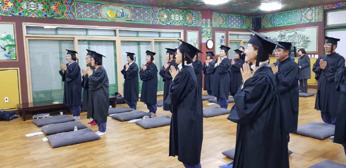 6교구장 취성원경스님의 법문에 미소짓는 모습.