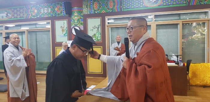6교구장 취성 원경스님의 학생대표 졸업축하 모습.